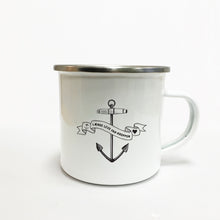 Load image into Gallery viewer, Dadbod Emaljekrus krus med håndtegnet design og håndlavet, dansk design, anker bagside
